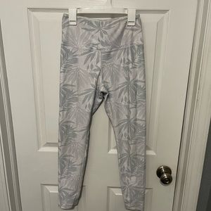 P'Tula Gray White Floral Cropped Leggings Women's S YOGA WORKOUT GYM RUN
